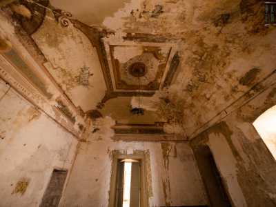 ...sotto i colorati affreschi del palazzo baronale D�Amelj Melodia di Binetto